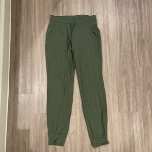 Lululemon, size 6, green twill color